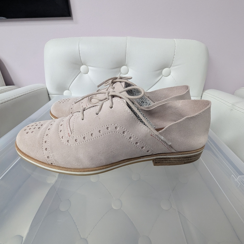 Ellen Degeneres Cream Flats with Brogue Detailing